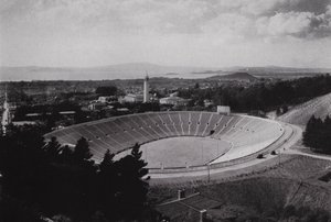 Kalifornien: Berkeley, University of California Memorial Stadium, med plats för 75 000 (s/v foto) av American Photographer (after)