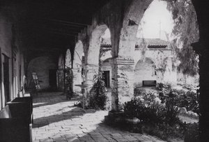 Kalifornien: Mission San Juan Capistrano, grundat 1776, söder om Los Angeles (s/v foto) av American Photographer (after)