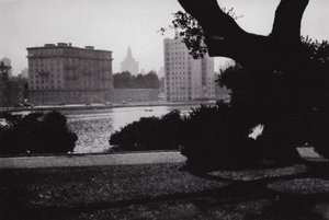 Kalifornien: Oakland, Lake Merritt, i hjärtat av staden, omgiven av fantastiska byggnader och många vackra hem (s/v foto) av American Photographer (after)