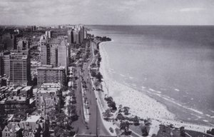 Chicago: Sheridan Road och Oak Street Beach, Looking North from Drake Hotel (s/v foto) av American Photographer (after)