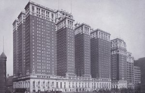 Chicago: The Stevens Hotel, med Blackstone Hotel till höger (s/v foto) av American Photographer (after)