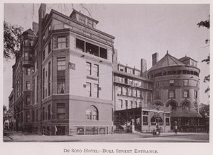 De Soto Hotel, Bull Street Entrance (s/v foto) av American Photographer (after)
