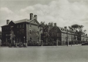 Harvard University: Phillips Brooks House; Slåtterhall, sovsal; Lionel Hall, sovsal (s/v foto) av American Photographer (after)