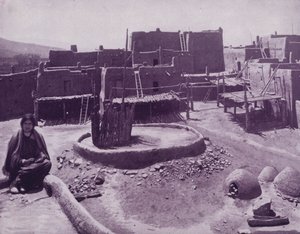 Inre domstolen i en Pueblo stad, Arizona (s/v foto) av American Photographer (after)