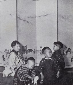 Japanska barn som leker (s/v foto) av American Photographer (after)