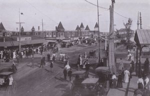 Old Orchard Beach, Maine: Scen nära depån (s/v foto) av American Photographer (after)