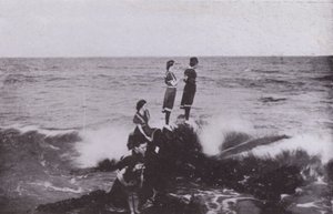 Old Orchard Beach, Maine: Surf på Googins Rocks (s/v foto) av American Photographer (after)