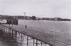 Old Orchard Beach, Maine: Utsikt från piren (svart/vitt foto) av American Photographer (after)