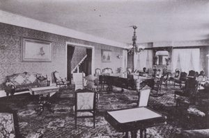 Old Orchard House, Maine: Drawing room (svart/vitt foto) av American Photographer (after)