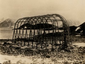 The America, ett icke-styvt luftskepp byggt av Mutin Godard i Frankrike för Walter Wellmans försök att nå Nordpolen med flyg. (s/v bild) av American Photographer (after)