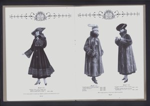 Tvåsidigt uppslag från The Theatre of Fur Fashion (s/v foto) av American Photographer (after)