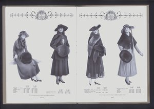 Tvåsidigt uppslag från The Theatre of Fur Fashion (s/v foto) av American Photographer (after)