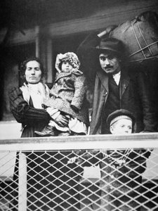 En italiensk invandrarfamilj på färjan från Ellis Island till New York City av American Photographer