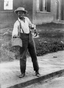 Afroamerikansk skoputsningspojke, ca 1899 (s/v-foto) av American Photographer