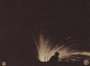 Amerika i första världskriget: Sprängning av fosforbomb (svartvitt foto) av American Photographer