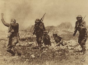 Amerika i första världskriget: Faran för gasattacker inpräntades i våra män på alla sätt för att tvinga fram lydnad mot arméns order om att bära och använda gasmasker (svartvitt foto) av American Photographer