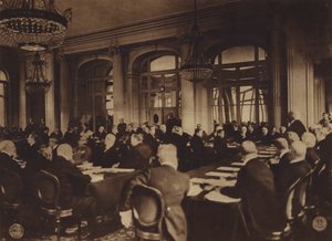 Amerika i första världskriget: Georges Clemenceau, Frankrikes premiärminister, överlämnar de allierades fredsvillkor till de tyska delegaterna på Trianon Palace Hotel i Versailles den 7 maj. av American Photographer