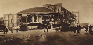 Amerika i första världskriget: NC-3 och NC-4 framför sin hangar, redo för flygning över Atlanten (svartvitt foto) av American Photographer