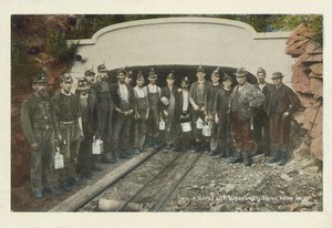 Amerikansk kolbrytning: En lycklig skara, gruvarbetare som återvänder från arbetet (färgfoto) av American Photographer