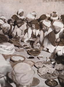 Arabiska bybor äter en måltid, Palestina (svartvitt foto) av American Photographer