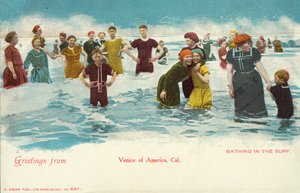 Bada i vågorna (färgfoto) av American Photographer