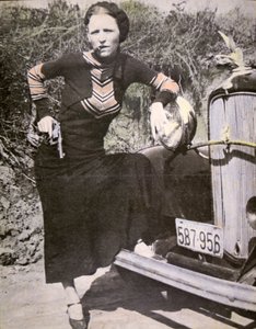 Bonnie Parker poserar "tuff" med en pistol och cigarr, ca 1934 (s/v-foto)