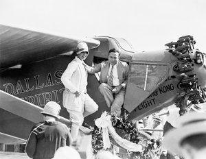 Kapten och fru P Erwin vid avtäckningen av Dallas Spirit på Love Field, 6 augusti, 1927 av American Photographer