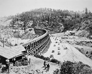 Kinesiska arbetare som arbetar på en bockbro på den västra sluttningen av Sierra Nevada-bergen av American Photographer
