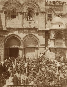 Heliga gravens kyrka, Jerusalem, med gården full av pilgrimer samlade till påsk, 1898-1911 av American Photographer