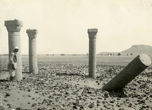 Kolumner från den koptiska kyrkan, sett från väster, Sai Island, Egypten, fotografi av Breasted, Oriental Institute, University of Chicago, ca 1920 av American Photographer