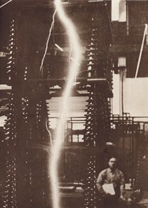 Urladdning av konstgjord blixt från en generator på fem miljoner volt (svartvitt foto) av American Photographer
