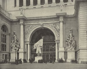 Förvaltningsbyggnadens östra portal av American Photographer