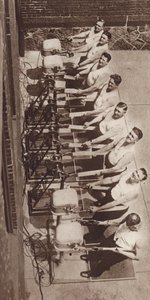 Elektriska vibratormaskiner för att hålla sig i form och gå ner i vikt (svartvitt foto) av American Photographer