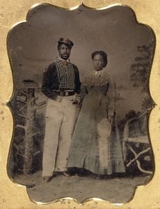 Fireman and Bride, ca 1860 (kvartsplatta plåt, handfärgad med förgyllda höjdpunkter, läder) av American Photographer
