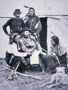 General George A. Custer (1839-76) med sina indiska scouter under Yellowstone-expeditionen 1873 av American Photographer