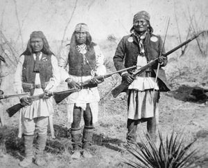 Geronimo och tre av hans Apache-krigare av American Photographer