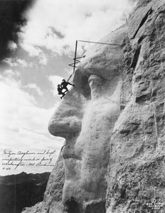Gutzon Borglum inspekterar arbete på Washington vid Mount Rushmore, 1932 av American Photographer