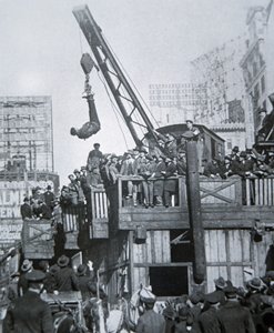 Houdini flyr från en tvångströja medan han hängde i en kran i New York City (s/v foto) av American Photographer