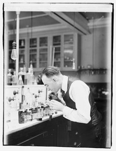 Internal Revenue Bureau Chemist G.F. Beyer av American Photographer