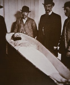 Jesse James i sin kista efter att ha blivit ihjälskjuten 1882 (s/v foto)