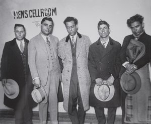 Joe Aiello (1891-1930) med sina hantlangare i polisförvar av American Photographer