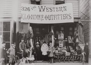 Klondike Outfitters butik, Cordova Street, Vancouver 1897 (s/v foto) av American Photographer