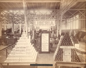 Liberias tvål- och kaffeutställning, Agricultural Hall, Philadelphia Centennial Exhibition, 1876 (albumintryck) av American Photographer