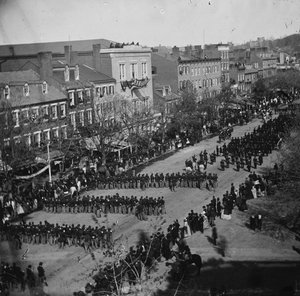 Lincolns begravning på Pennsylvania Ave., Washington, D.C., 19 april 1865 av American Photographer