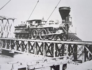 Lokomotiv från US Military Railroads (unionsarmén) som korsar bockbron över Potomac River (s/v foto) av American Photographer