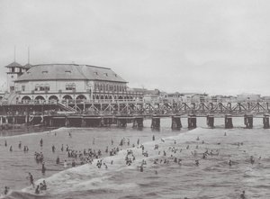 Long Beach, Kalifornien: Municipal Auditorium och badscen (svartvitt foto) av American Photographer