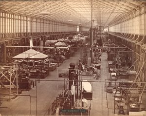 Machinery Hall, South Avenue, Philadelphia Centennial International Exhibition, 1876 (silveralbumintryck) av American Photographer