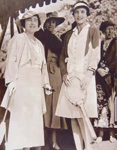 Mrs Helen Wills Moody (höger) den amerikanska tennismästaren, möter hertiginnan av York på All-England Club i Wimbledon under Lawn Tennis Championship 1935 (s/v foto) av American Photographer