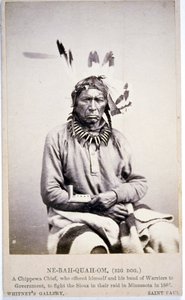 NE-BAH-QUAH-OM, Big Dog, Chippewa Chief, erbjöd sig att slåss mot Sioux i Minnesota av American Photographer