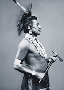 Osage Tribe Warrior med tomahawkpipa, ca 1875 (s/v foto) av American Photographer